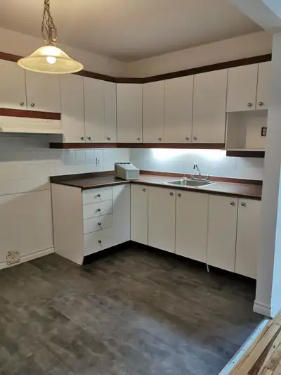4 1/2 à louer dans le secteur de Maizerets Adresse : 2415 Boul. Montmorency, app. 5 Étage : 2e Prix...