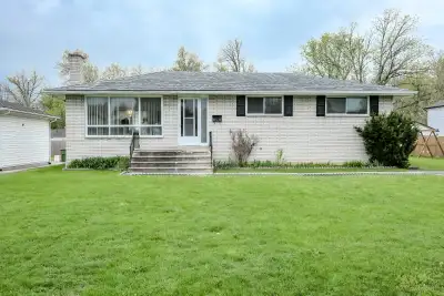 NEW LISTING! 3949 WOODWARD AVENUE IN WINDSOR $449,900 Outstanding opportunity for an investor or fam...