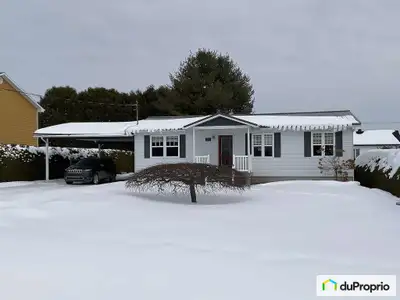 Découvrez cette charmante résidence de 960 pi², nichée sur un terrain spacieux de 10 241 pi², offran...