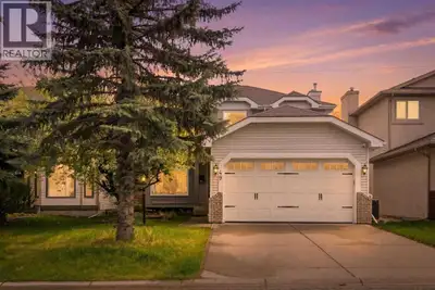 OPEN HOUSE Saturday May 23rd 2-4pm. Welcome to this beautifully updated family home tucked away on a...