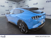 Le Ford Mustang Mach-E Premium AWD 2023 combine une tenue de route agile à une traction intégrale sé... (image 4)