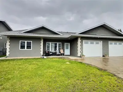 R33//Virden/Welcome to this beautifully maintained single-level condo in the heart of Virden, Manito...