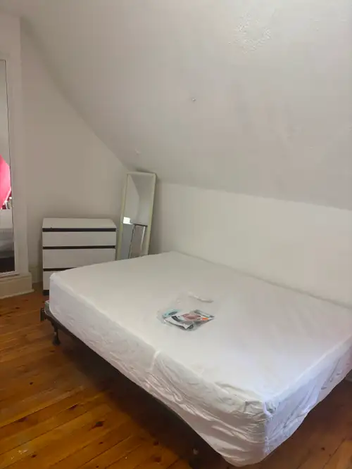 PROMOTION. Free bed linens towels BLoor Spadina , Students, Bright, Spacious Studio in The Annex, St...