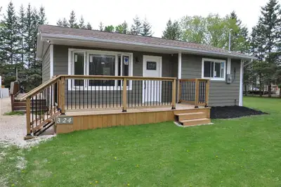 R26//Winnipeg Beach/Welcome to 324-325 Strollway in Winnipeg Beach. This fully renovated home is loc...