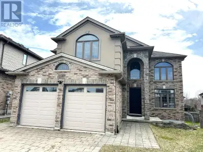 Desirable Oakridge - Walk-Out Lot & In-law Suilte! This Luxury 2 Storey combines timeless design wit...