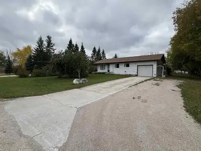 R19//Ashern/Great Starter, Retirement, or Rental(potential for 2 units) home located in the fast gro...