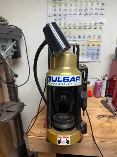 Presse hydraulique comme neuf Année 2021 Comme neuf Vendu avec 10 Dies ( une valeur de $4,000.00 ) L...