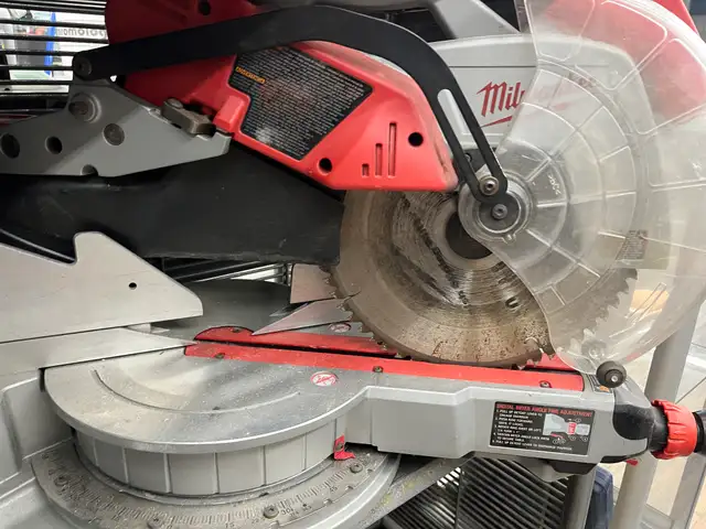 Milwaukee 6955 12'' Dual Bevel Sliding Miter Saw in Power Tools in City of Toronto - Image 4