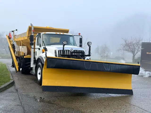 2016 International WorkStar 7400 14 Foot Dump Truck with 11 Foot in Heavy Trucks in Edmonton - Image 3