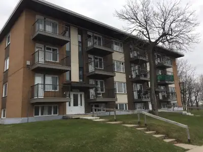 5 1/2 sur la rue de La Forest à 1350$/mois chauffé pour 1er juillet. - 1 stationnement extérieur inc...