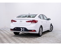 La Hyundai Elantra 2020 se distingue dans le segment des berlines compactes grâce à son design sophi... (image 4)