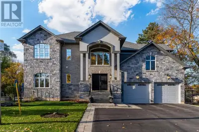 Luxury living in Ancaster’s prestigious Oakhill with a stunning backyard oasis! Situated on a quiet...