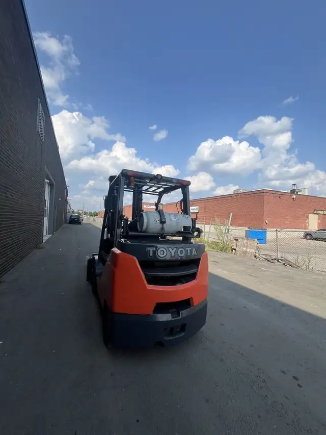 2018 Toyota 8000lbs cap LPG Forklift 3 stage w Side-Shift Certif in Heavy Equipment in Mississauga / Peel Region - Image 4
