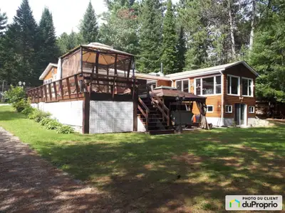 Magnifique chalet de construction log siding en cèdre avec une superbe plage sablonneuse de près d2...