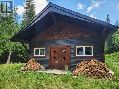 This charming chalet is an exceptional choice for those seeking tranquility, featuring an open-conce...