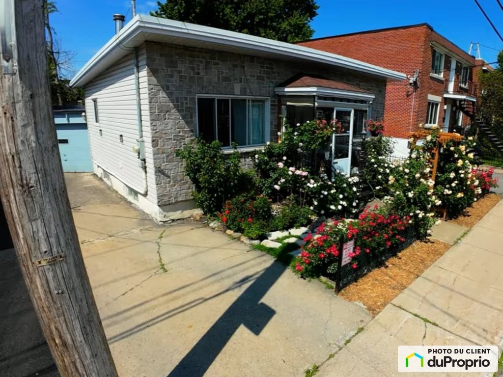 $549,000 - Bungalow for sale in Pont-Viau — photo 1