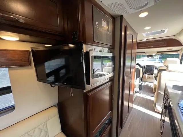 2018 Regency 3500 XALTA LX **SPRINTER MERCEDES DIESEL 4X4** in RVs & Motorhomes in Laval / North Shore - Image 30
