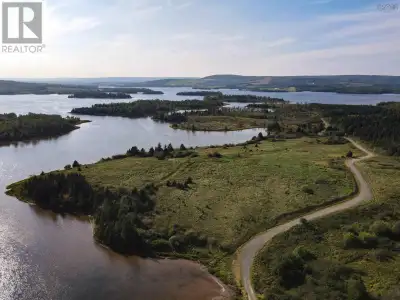 Its not everyday that a property of this size, with this much water frontage hits the market. Locate...
