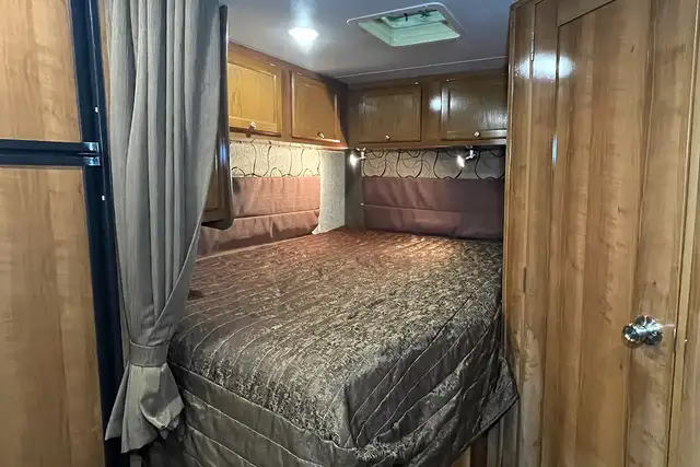 2018 Coachmen Leprechaun 220QB – Pre-Owned Class C Motorhome. in RVs & Motorhomes in Red Deer - Image 37