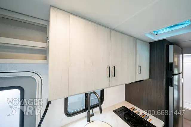 2027 Winnebago Sunflyer 22RS in Travel Trailers & Campers in Kelowna - Image 32
