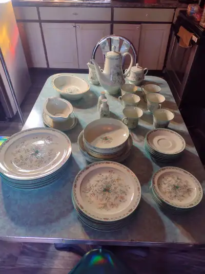 Beautiful 40 pcs Noritake dinner set retired pattern stunning, View more