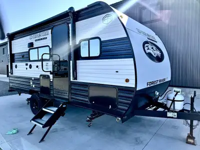 IN STOCK, Specifications and Features: Sleeps: 5 Length: 21 ft 9 in Exterior Height: 10 ft 6 in Exte...