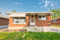 **BEAUTIFUL** 3 Bedroom Main/Upper Unit in Welland!!