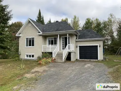 Magnifique maison unifamiliale située dans un beau quartier boisé. Secteur idéal pour une famille av...
