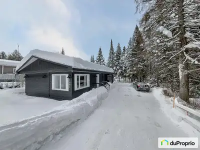 À découvrir, une charmante petite maison impeccable avec son aire ouverte, ses 2 chambres, une grand...