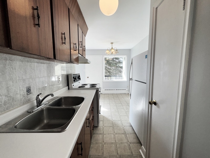 Charming 1 Bed, 1 Bath Apartment Available on Shirley Ave. 5