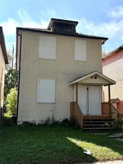 4A//Winnipeg/Amazing Investment Opportunity! Listed well below the City of Winnipeg Assessment, this...