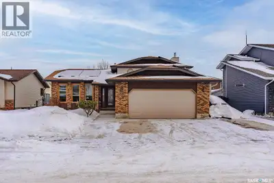 Welcome to 326 Bornstein Crescent in sought-after Erindale, a bright, spacious and beautifully maint...