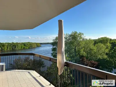Très beau condo situé sur l'Île Paton au bord de la rivière des Prairies, vue côté ouest. Site excep...