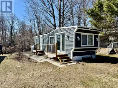 Welcome to affordable living! Cute and cozy 1+1 Bedroom, situated in popular Lyndhurst golf and park...