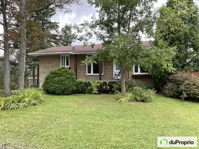 Maison unifamiliale dans le quartier recherché de Naudville. Tout près de l'école primaire Albert-Na...