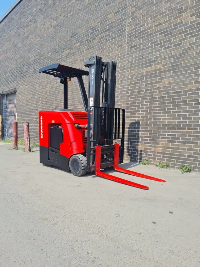 2017 RAYMOND DOCK STOCKER STAND UP FORKLIFT 3500LBS CAP 3 STAGE  in Heavy Equipment in Mississauga / Peel Region - Image 3