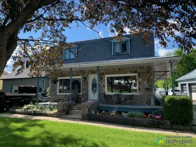Unique dans le secteur! Immense potentiel. Terrain d'une superficie de 4 588,20 mètres carrés. Const...