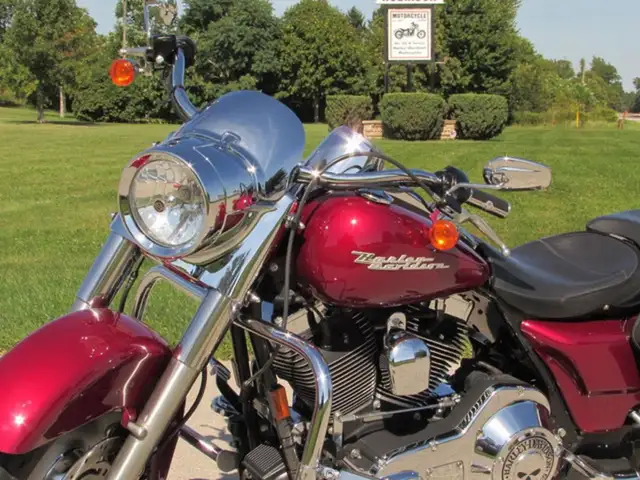 2004 Harley-Davidson FLHRSI Road King Custom in Sport Touring in Leamington - Image 16