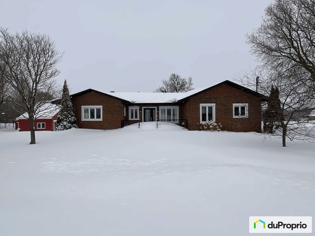 $775,000 - Bungalow for sale in Ste-Foy — photo 1