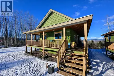 Stunning 180° valley views define this charming rural Telkwa acreage. Set on 5 private acres, this 4...