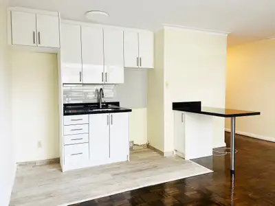 Viewings To schedule a viewing, please call 647-694-3951. 1516 Bathurst St. Toronto, ON M5P 3H3 Bath...