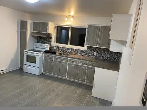 Très grand 5 1/2, bien éclairé, paisible, près des commodités et du transport en commun, planchers d...