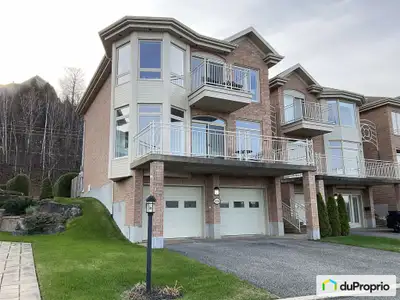 Vue panoramique et exceptionnelle. La maison est située en plein centre d'une rue privée et la plus...