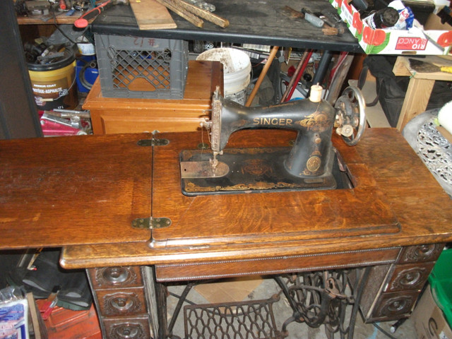 Vintage Singer 7 Drawer Sewing Machine in Arts & Collectibles in Belleville - Image 2