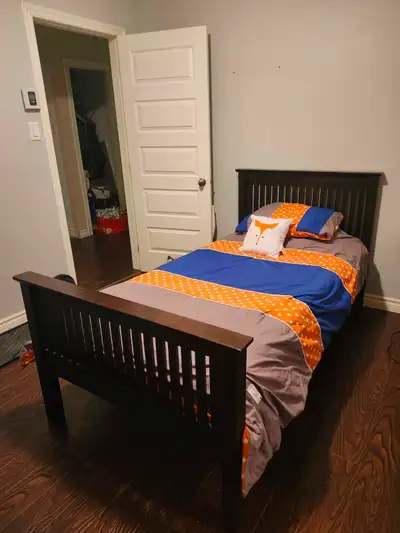 Chambre à louer – Étudiant(e) ou travailleur(se) Chambre à louer dans un grand logement 4 ½, situé d...