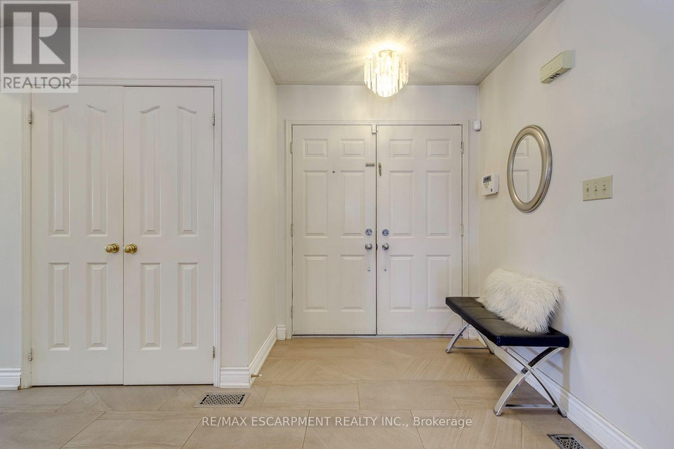 2442 Wynten Way Oakville (CV Clearview), Ontario, photo 4 of 40
