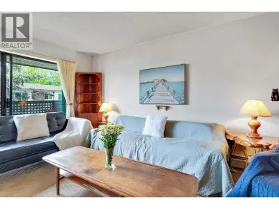 Spacious top floor one bedroom, one bathroom home with stunning mountain views and spectacular sunse...