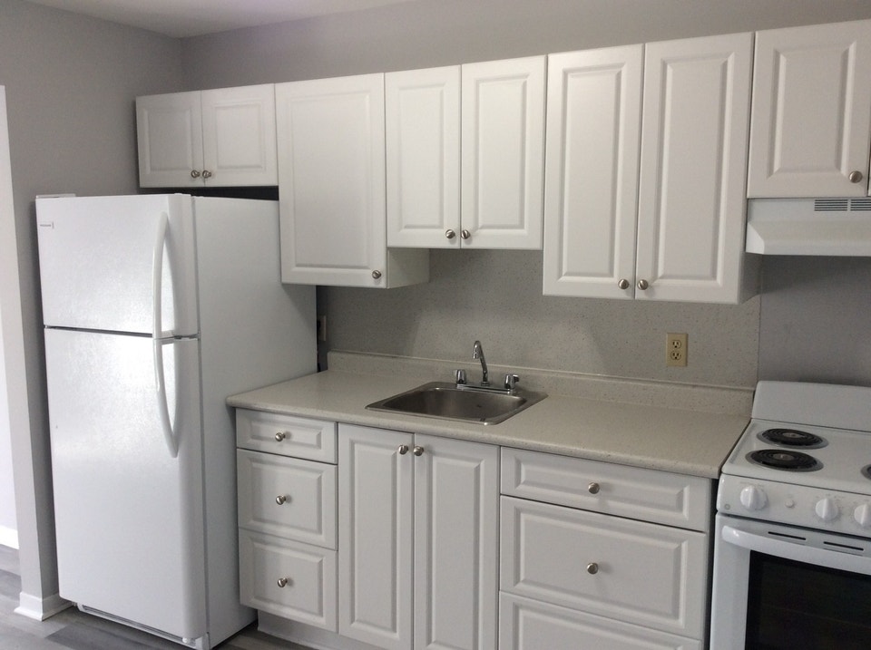 Low-priced upper 2-bed unit at 238 Lincoln St. Welland - $1450 3