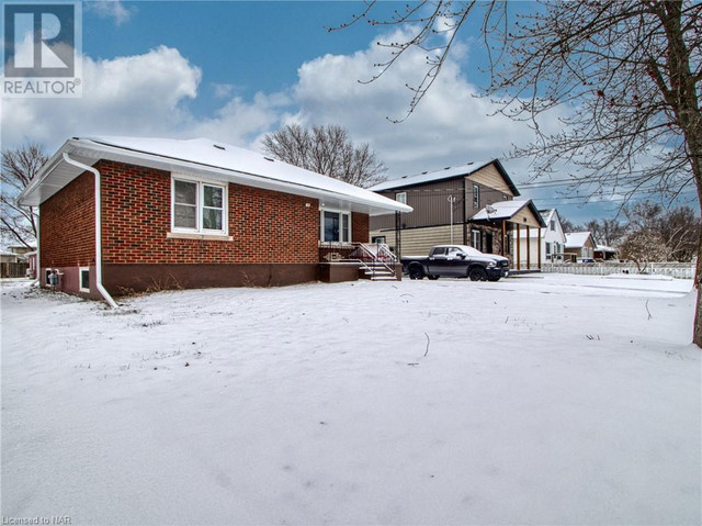875 SOUTHWORTH Street Welland, Ontario in Houses for Sale in St. Catharines - Image 2