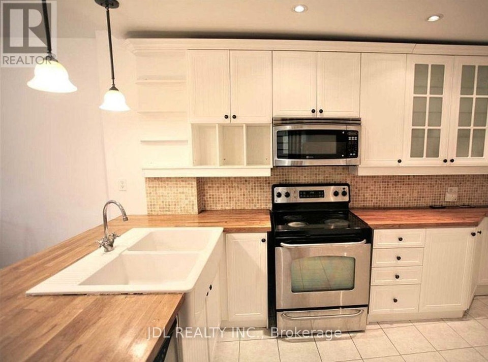 UNIT A MAIN FLOOR - 298 ROBERT ST STREET Toronto (University), O 2